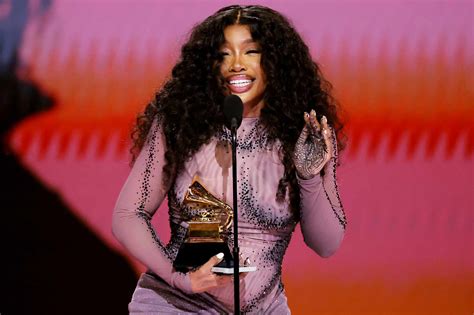 does sza write her own music and how does her musical style reflect her personal journey?