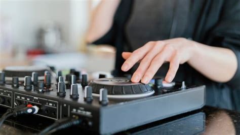 How Do DJs Get Their Music: A Diverse Exploration into the Realm of DJ Culture